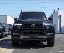 用了大量镀铬粉饰和皮革材质笼盖